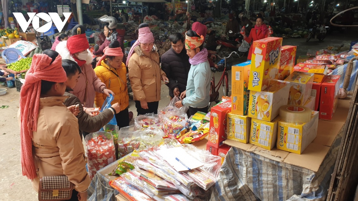 Thị trường hàng hóa ở Sơn La sôi động ngày giáp Tết